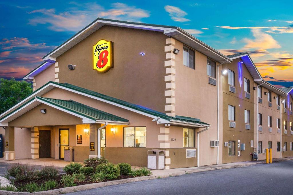 Super 8 by Wyndham Harrisonburg Main image 1